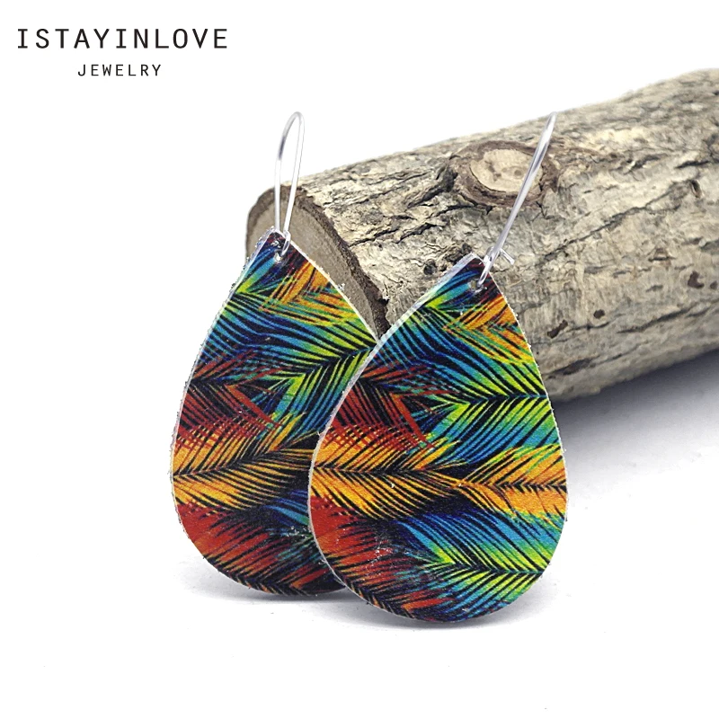 ISTAYINLOVE JEWELRY Colorful Feather Pattern Genuine Leather Dangle Earrings Silver Gold Ear Hooks Boho Teardrop Die Cut LET88
ISTAYINLOVE JEWELRY Colorful Feather Pattern Genuine Leather Dangle Earrings Silver Gold Ear Hooks Boho Teardrop Die Cut LET88