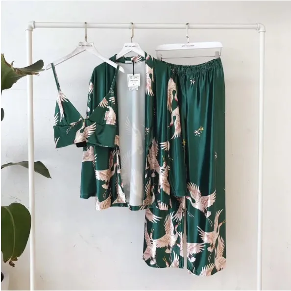 2018 New Women's Autumn Winter Cranes Printed Velvet Pajamas Long Sleeve Wide Leg Pants Three Piece Sets Sleepwear Night Wear
2018 New Women's Autumn Winter Cranes Printed Velvet Pajamas Long Sleeve Wide Leg Pants Three Piece Sets Sleepwear Night Wear