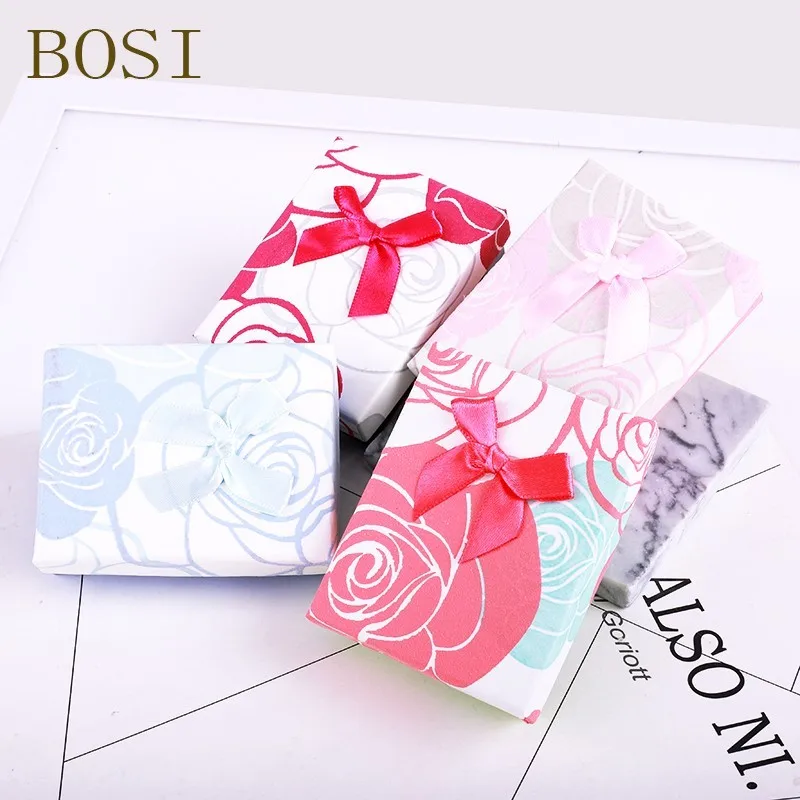 Box 2019 New Hot Engagement Ring Earrings Necklace Bow Rose Printing Square Jewelry Organizer Display Gift Holder Wedding BOSI
Box 2019 New Hot Engagement Ring Earrings Necklace Bow Rose Printing Square Jewelry Organizer Display Gift Holder Wedding BOSI