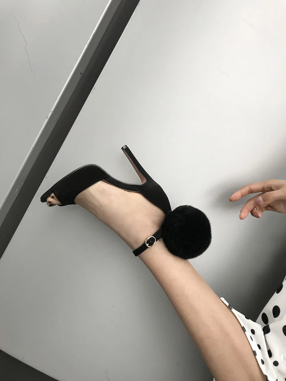 Carole Levy New Peep toe Ankle Buckle Strap Women Sandals in Ball of yarn Black and Red Super High Thin Heels Big Size 34-45
Carole Levy New Peep toe Ankle Buckle Strap Women Sandals in Ball of yarn Black and Red Super High Thin Heels Big Size 34-45