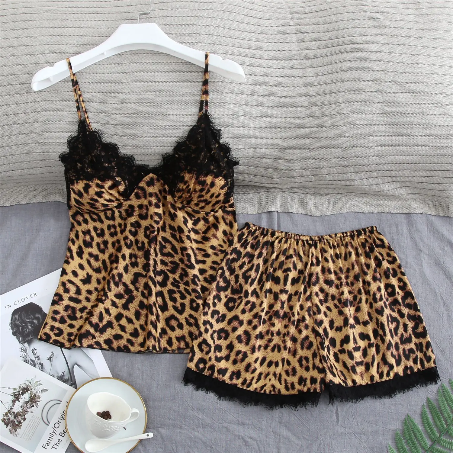 Free shipping new Silk Camisole Shorts Pajamas Bring Chicken Fillet Lace Leopard Print Sexy Pajamas Woman Suit
Free shipping new Silk Camisole Shorts Pajamas Bring Chicken Fillet Lace Leopard Print Sexy Pajamas Woman Suit