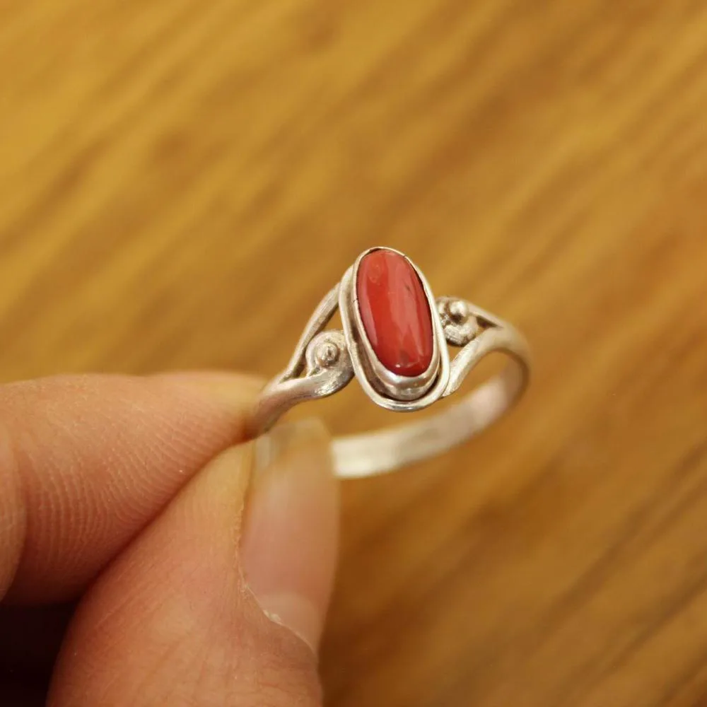 SL051 Ethnic Tibetan 925 Sterling Silver Coral Ring For Women Nepal India Jewelry 925 Silver Cute Girls Rings Free Shipping
SL051 Ethnic Tibetan 925 Sterling Silver Coral Ring For Women Nepal India Jewelry 925 Silver Cute Girls Rings Free Shipping