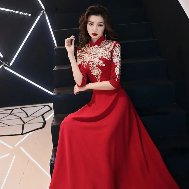2019 Spring Red Bride Qi Pao Elegant Long Evening Dress China Women Embroider Cheongsam Traditional Chinese Wedding Dresses
2019 Spring Red Bride Qi Pao Elegant Long Evening Dress China Women Embroider Cheongsam Traditional Chinese Wedding Dresses