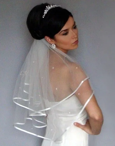 Sexy Two Layer Satin Edge Wedding Veil With Comb Pearls Fixed white/Ivory Veil of Bride Shoulder Length Bridal Veil a35
Sexy Two Layer Satin Edge Wedding Veil With Comb Pearls Fixed white/Ivory Veil of Bride Shoulder Length Bridal Veil a35