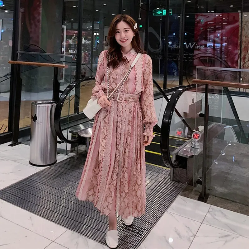 2019 Spring Snake Print Dress Women Long Sleeve Single-Breasted Loose Dress Turn-Down Collar Ladies Sashes Chiffon Dress
2019 Spring Snake Print Dress Women Long Sleeve Single-Breasted Loose Dress Turn-Down Collar Ladies Sashes Chiffon Dress