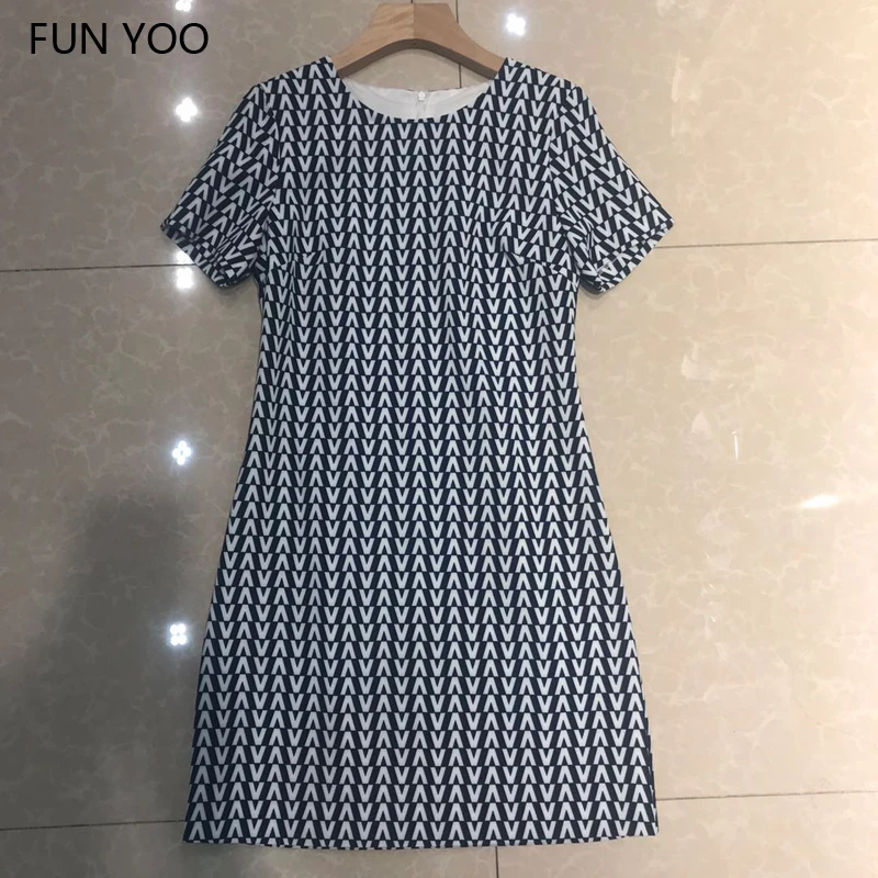 2019 Summer Female Geometric O-neck Short Sleeve Dress Straight Knee-Length Casual Dress
2019 Summer Female Geometric O-neck Short Sleeve Dress Straight Knee-Length Casual Dress