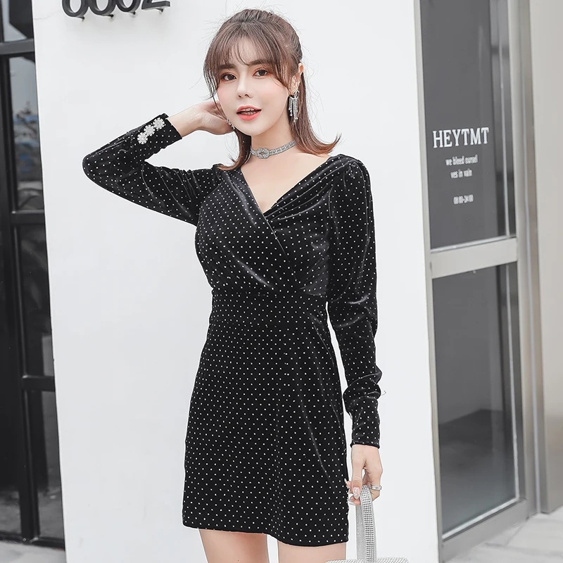 New Women dress Polka Dot V-Neck Little Wriggling Home Aristocratic Wind Sexy Velvet Diamond Buttons Hip Waist Render Dresses
New Women dress Polka Dot V-Neck Little Wriggling Home Aristocratic Wind Sexy Velvet Diamond Buttons Hip Waist Render Dresses