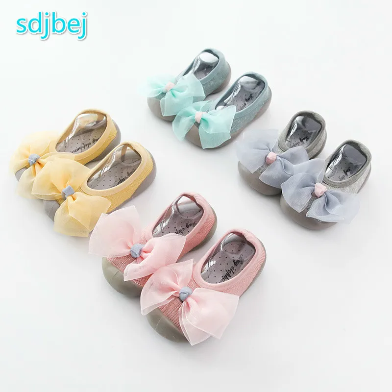 Children Non-slip Floor Socks Baby Learn To Walk Shoes And Socks Rubber Sole Socks Shoe Bow Cartoon Doll Short Socks Shoes 
Children Non-slip Floor Socks Baby Learn To Walk Shoes And Socks Rubber Sole Socks Shoe Bow Cartoon Doll Short Socks Shoes