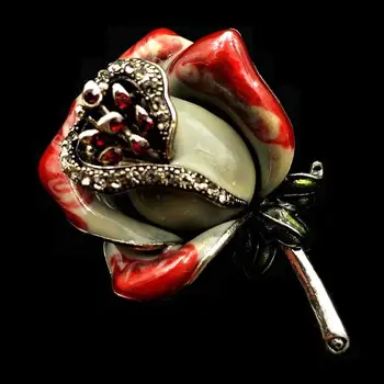 Exquisite Vintage Green Red Enamel Rose Bud Brooches Gold Tone Stem Crystal Pistil Rose Flower Pins Anniversary Gift Jewelry
Exquisite Vintage Green Red Enamel Rose Bud Brooches Gold Tone Stem Crystal Pistil Rose Flower Pins Anniversary Gift Jewelry