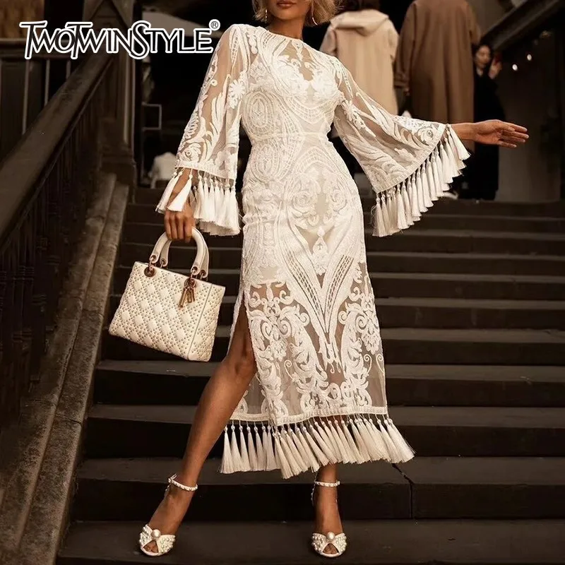 TWOTWINSTYLE Elegant Heavy Embroidery Tassel Dresses Female Flare Sleeve High Waist Side Split Party Dress Women 2019 Spring
TWOTWINSTYLE Elegant Heavy Embroidery Tassel Dresses Female Flare Sleeve High Waist Side Split Party Dress Women 2019 Spring