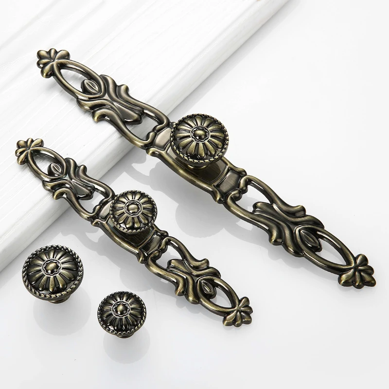 2 pcs Vintage Door Handles Metal Antique Knobs and Handles for Kitchen Cabinets Pulls Cupboard Handles Closet Furniture Handle
2 pcs Vintage Door Handles Metal Antique Knobs and Handles for Kitchen Cabinets Pulls Cupboard Handles Closet Furniture Handle
