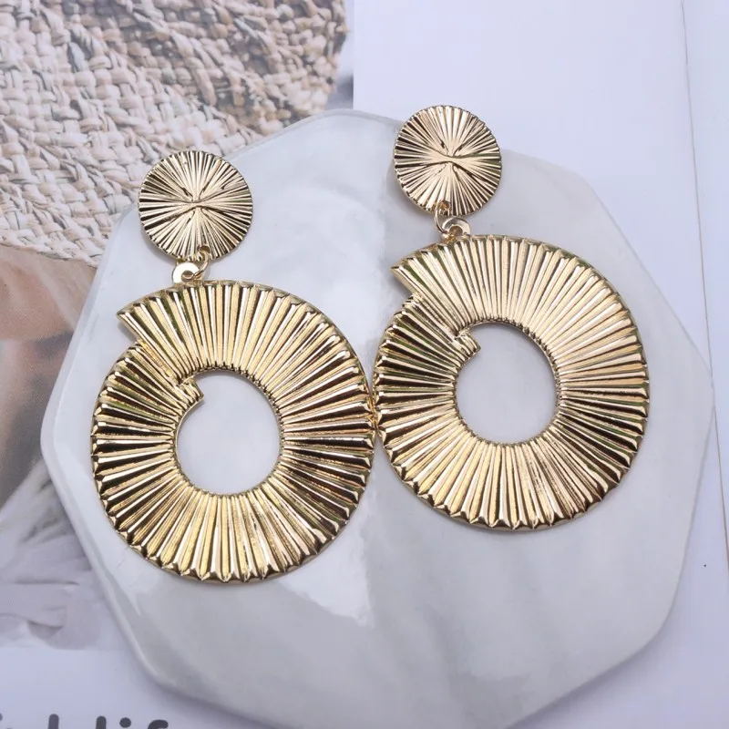 Gold Silver Color Spiral Snail Shaped Long Earings for Women One Direction Statement Metal Earrings Simple Party Fashion Jewelry
Gold Silver Color Spiral Snail Shaped Long Earings for Women One Direction Statement Metal Earrings Simple Party Fashion Jewelry