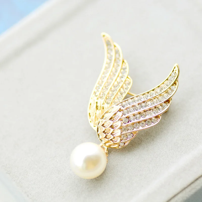 2019 New Gold Metal Angel Wings Pearl Brooch Ladies Set Clamshell Badge Flower Shirt Collar Jewelry Luxury Designer Jewelry Wome
2019 New Gold Metal Angel Wings Pearl Brooch Ladies Set Clamshell Badge Flower Shirt Collar Jewelry Luxury Designer Jewelry Wome