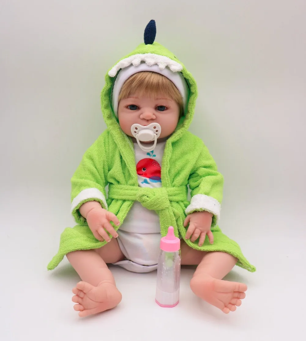 55cm Silicone Vinyl Reborn Baby boy Doll Toys With Nice green clothes 22inch blond Newborn Bebe Babies Alive Bath Toy Play Toy
55cm Silicone Vinyl Reborn Baby boy Doll Toys With Nice green clothes 22inch blond Newborn Bebe Babies Alive Bath Toy Play Toy