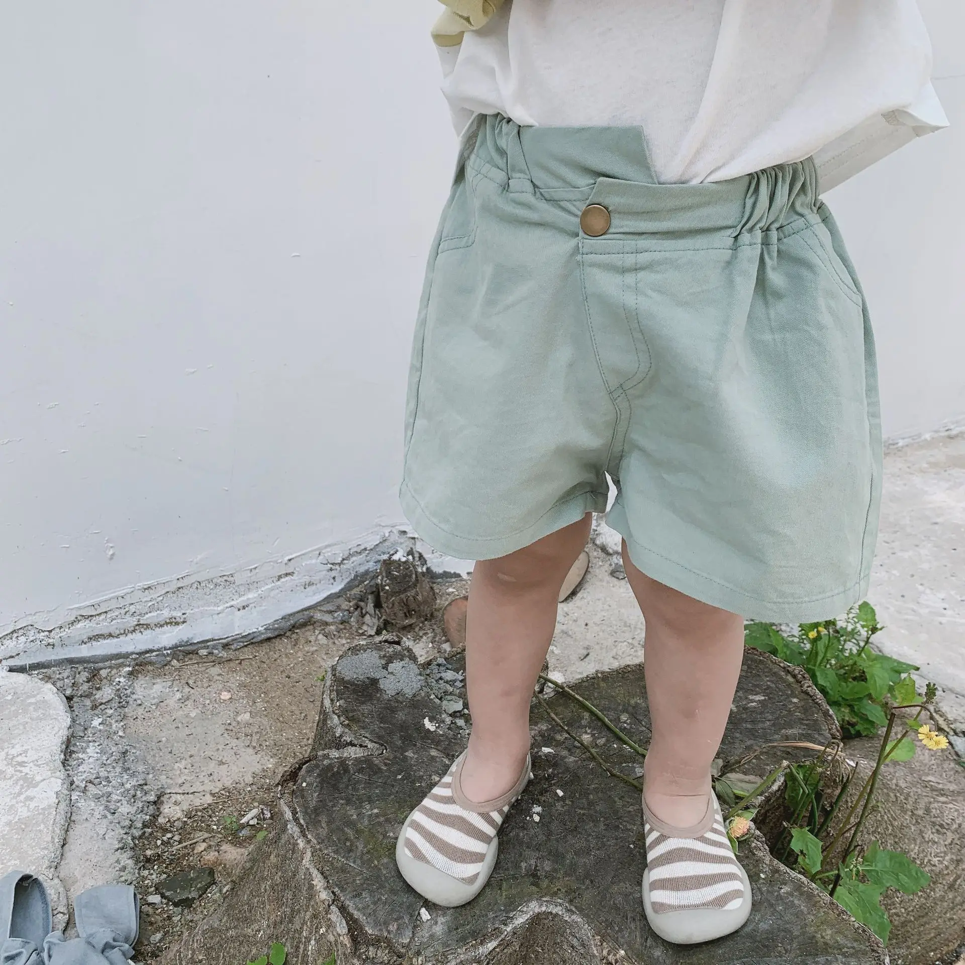 Summer boys girls fashion simple solid color shorts Korean style kids 4 colors all-match casual shorts
Summer boys girls fashion simple solid color shorts Korean style kids 4 colors all-match casual shorts