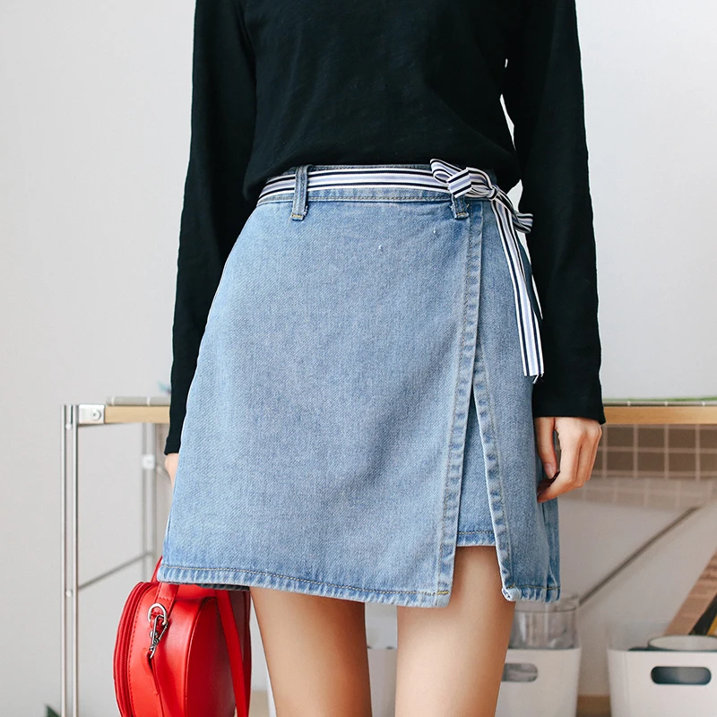 Фото Женская джинсовая юбка трапециевидной формы с высокой талией синяя поясом