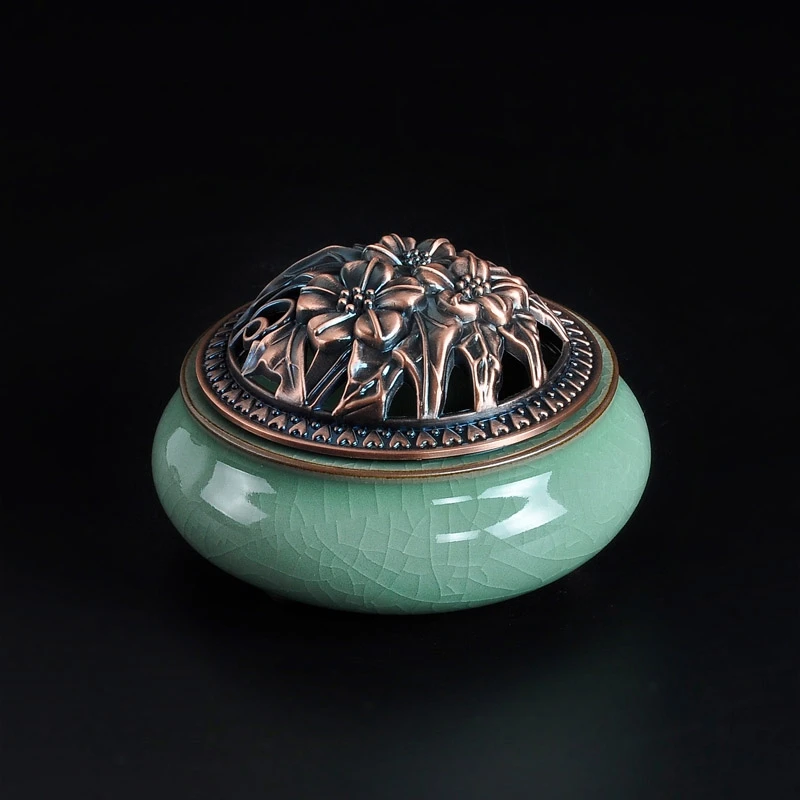 Ceramic incense burner three-legged celadon antique incense furnace Holding incense burner religious buddha free shipping
Ceramic incense burner three-legged celadon antique incense furnace Holding incense burner religious buddha free shipping