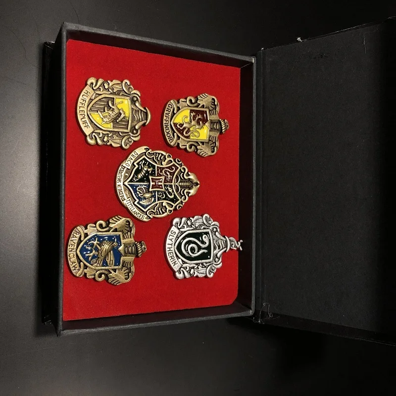 5pcs Harri Potter Magic Academy badge Gryffindor / Slytherin / Ravenclaw / Hechpacchi Badge brooch
5pcs Harri Potter Magic Academy badge Gryffindor / Slytherin / Ravenclaw / Hechpacchi Badge brooch
