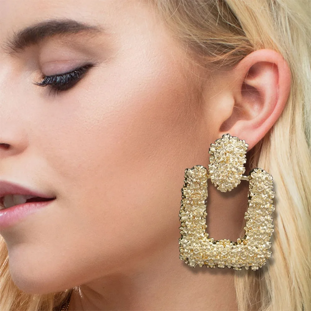 Relief Floral Door Knocker Hoop Earrings Bold Rectangler Chunky Runway Baroque For Women Brinco Oorbellen Jewelry Dropshipping
Relief Floral Door Knocker Hoop Earrings Bold Rectangler Chunky Runway Baroque For Women Brinco Oorbellen Jewelry Dropshipping