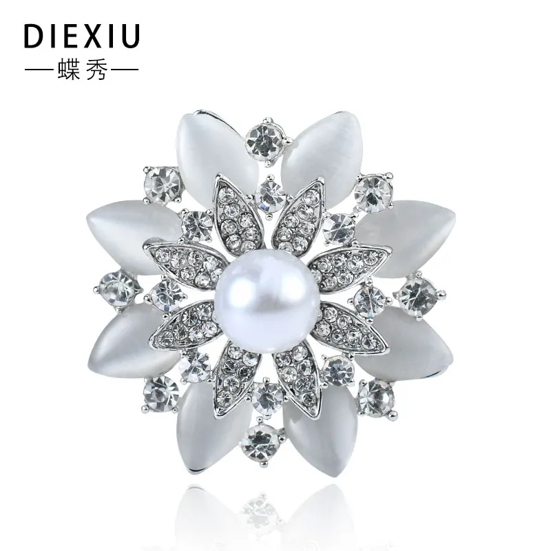 Korean version of the classic exquisite pearl flower brooch rhinestone cat's eye brooch popular jewelry
Korean version of the classic exquisite pearl flower brooch rhinestone cat's eye brooch popular jewelry