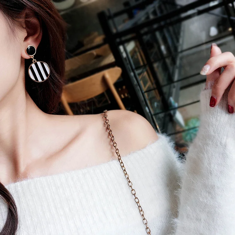 Mossovy Exaggerated Geometric Black White Pendant Stud Earrings Vintage Long Earring Fashion Jewelry Boucle D'oreille Femme
Mossovy Exaggerated Geometric Black White Pendant Stud Earrings Vintage Long Earring Fashion Jewelry Boucle D'oreille Femme