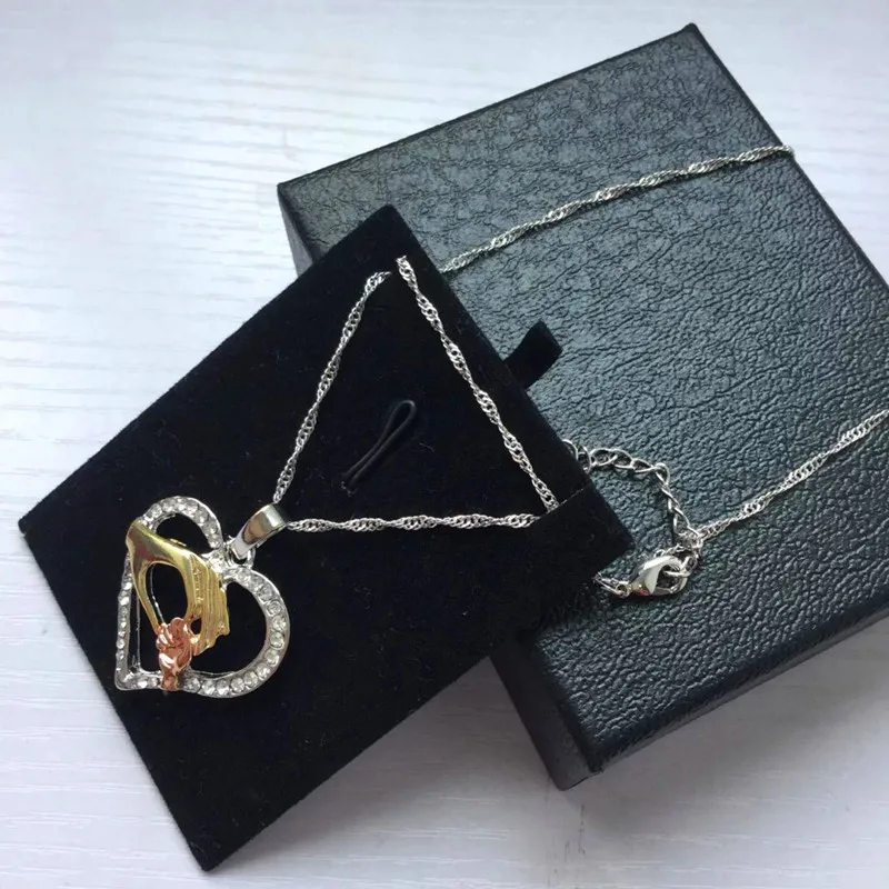 Unique Design Choker Necklace For Women Mother's Day Gift For Mom Hollow Out Metal Crystal Heart Pendant Necklace Gift Box
Unique Design Choker Necklace For Women Mother's Day Gift For Mom Hollow Out Metal Crystal Heart Pendant Necklace Gift Box