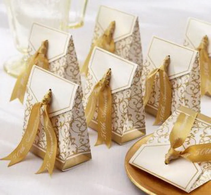 Free shipping Gold Ribbon Gift Paper Bags Engagement Anniversary Wedding Party Cake Favour Favor Gift Boxes wedding decor
Free shipping Gold Ribbon Gift Paper Bags Engagement Anniversary Wedding Party Cake Favour Favor Gift Boxes wedding decor