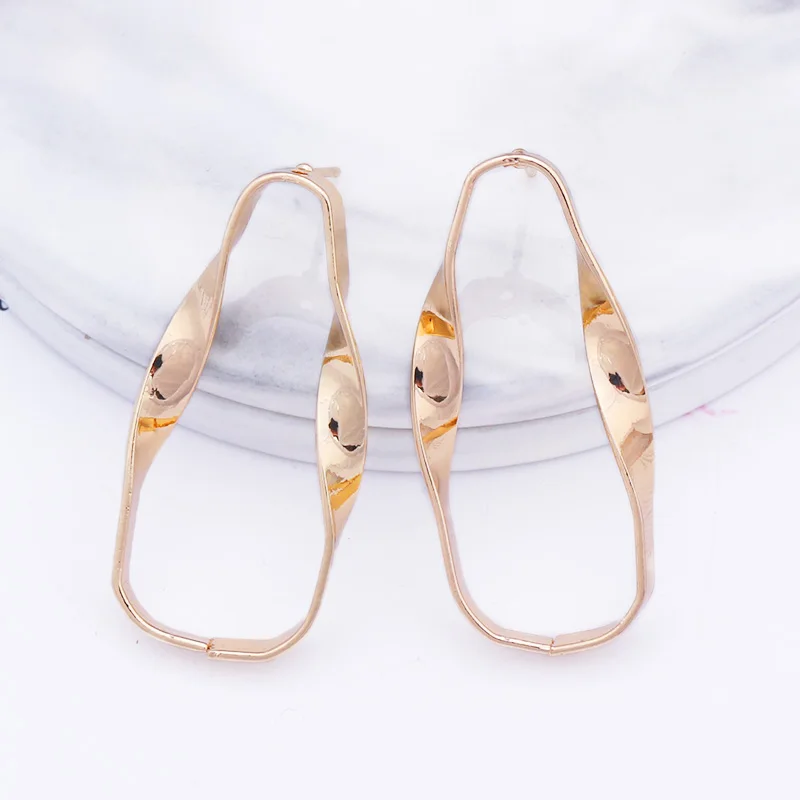 ES187 New Fashion Stud Earrings For Women Golden Color Irregular Geometric Earrings For Party Wedding Gift Wholesale Ear Jewelry
ES187 New Fashion Stud Earrings For Women Golden Color Irregular Geometric Earrings For Party Wedding Gift Wholesale Ear Jewelry
