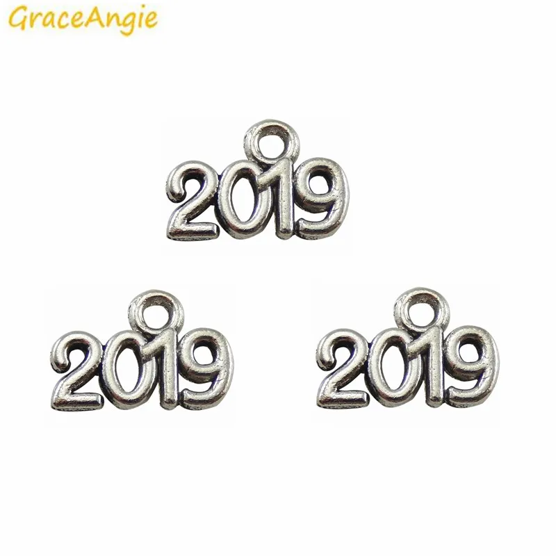 GraceAngie 100 pc Number 2019 Shape Silver Color Zinc Alloy Vintage Charms Bracelet Necklace Pendant Kids Graduation DIY Jewelry
GraceAngie 100 pc Number 2019 Shape Silver Color Zinc Alloy Vintage Charms Bracelet Necklace Pendant Kids Graduation DIY Jewelry