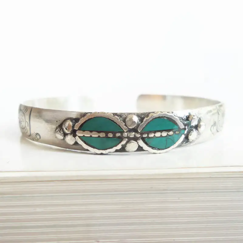 BB-315 Tibetan OM Amulet Bangle White Metal Carved Flying Dragon Open Cuff Bangles
BB-315 Tibetan OM Amulet Bangle White Metal Carved Flying Dragon Open Cuff Bangles