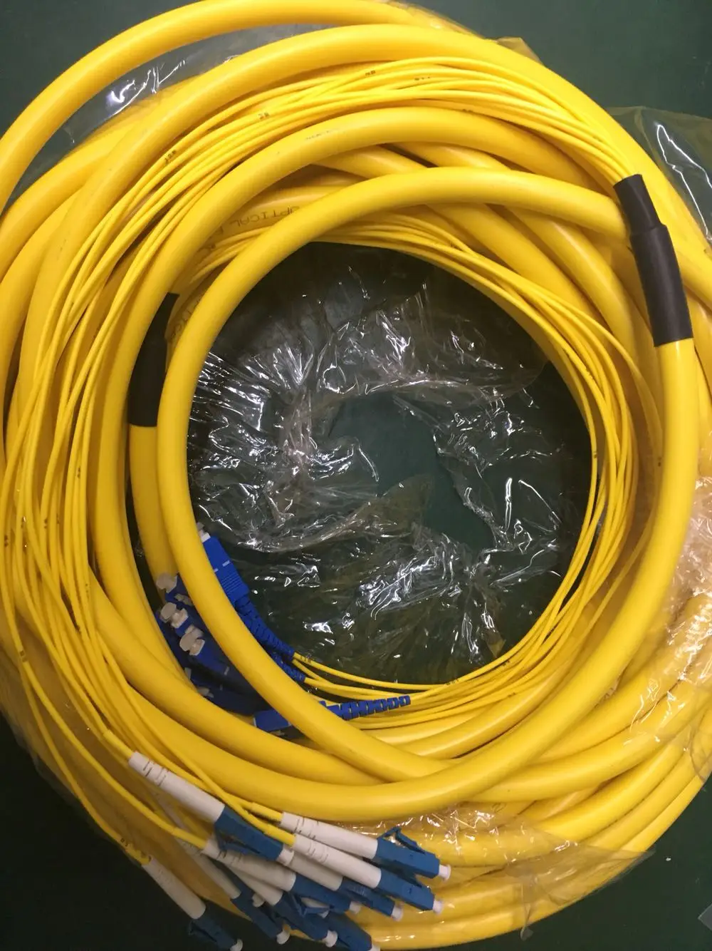 1.5M SC UPC 12core Single single-mode fiber optic patch cord SC-SC Bundle Fiber Indoor patch Cable
1.5M SC UPC 12core Single single-mode fiber optic patch cord SC-SC Bundle Fiber Indoor patch Cable
