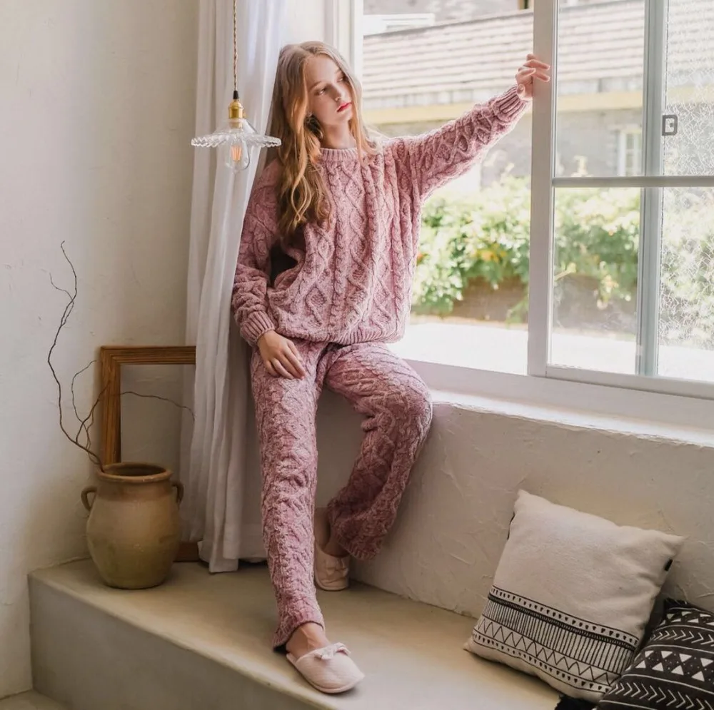 EFIOLY New Launch Chenille Warm Pajamas Japanese Women Pajamas Set Sweet Wind Ladies Long-Sleeved Shirt + Pants Nightwear
EFIOLY New Launch Chenille Warm Pajamas Japanese Women Pajamas Set Sweet Wind Ladies Long-Sleeved Shirt + Pants Nightwear
