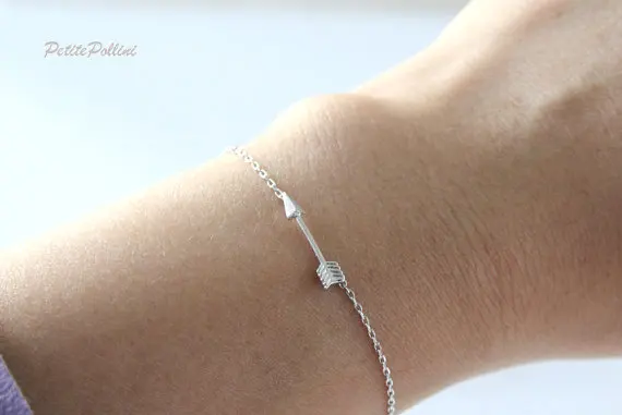 1PCS Simple Tiny Horizontal Arrow Bracelets Cute Stick Sideways Arrow Bracelet Cupid Arrows Bracelets Jewelry for Women
1PCS Simple Tiny Horizontal Arrow Bracelets Cute Stick Sideways Arrow Bracelet Cupid Arrows Bracelets Jewelry for Women