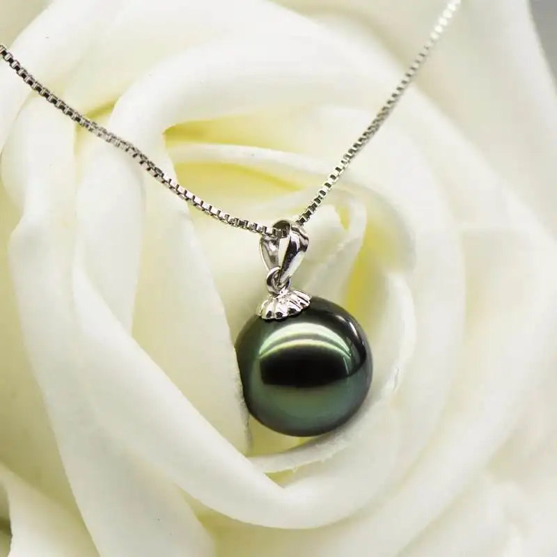 100% nature Tahiti BLACK pearl PENDANT necklace with 18-KKk white gold box chain.11-12 mm pearl.AAA grade
100% nature Tahiti BLACK pearl PENDANT necklace with 18-KKk white gold box chain.11-12 mm pearl.AAA grade
