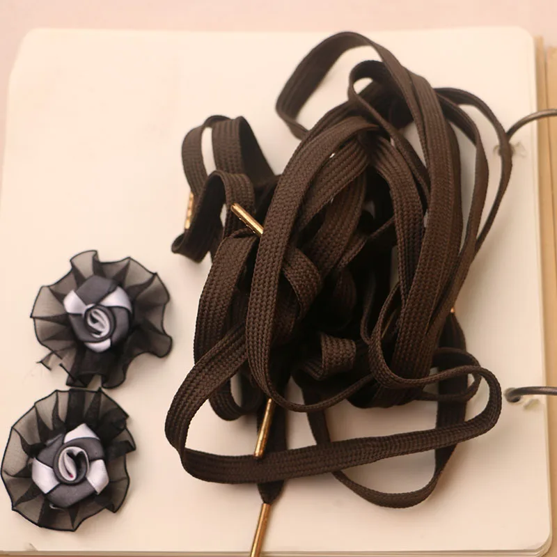 A pair of military green canvas sneakers, laces and long ropes with a bandwidth of 127cm
A pair of military green canvas sneakers, laces and long ropes with a bandwidth of 127cm