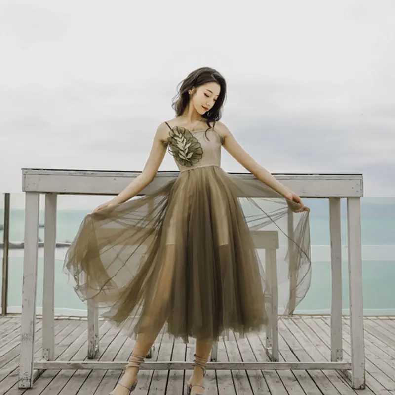 2019 Korean version of the summer women's girl wind seaside mesh stitching dress color matching sling leaf tulle women's dress
2019 Korean version of the summer women's girl wind seaside mesh stitching dress color matching sling leaf tulle women's dress