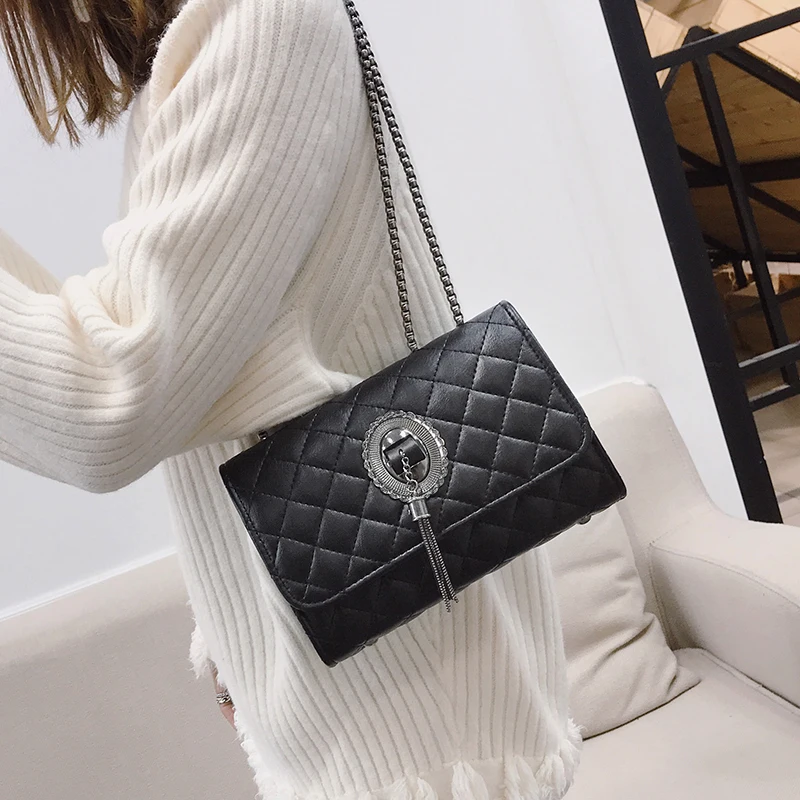 2018 new wave Korean version of the shoulder slung chain rhombic embroidery line fashion small square bag.
2018 new wave Korean version of the shoulder slung chain rhombic embroidery line fashion small square bag.