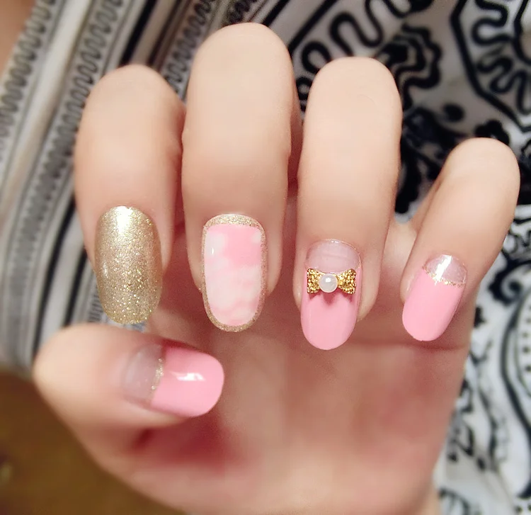 Japanese style shining golden color and pink color false nails set with glue with butterflybow decoration Short cute fake nails
Japanese style shining golden color and pink color false nails set with glue with butterflybow decoration Short cute fake nails