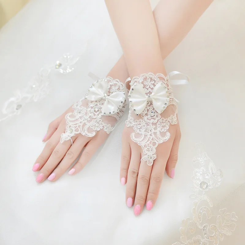 Vintage White Fingerless Bridal Gloves With Bow And Crystal Cheap French Lace Wedding Accessories For Bride 2018 Wedding Gloves
Vintage White Fingerless Bridal Gloves With Bow And Crystal Cheap French Lace Wedding Accessories For Bride 2018 Wedding Gloves