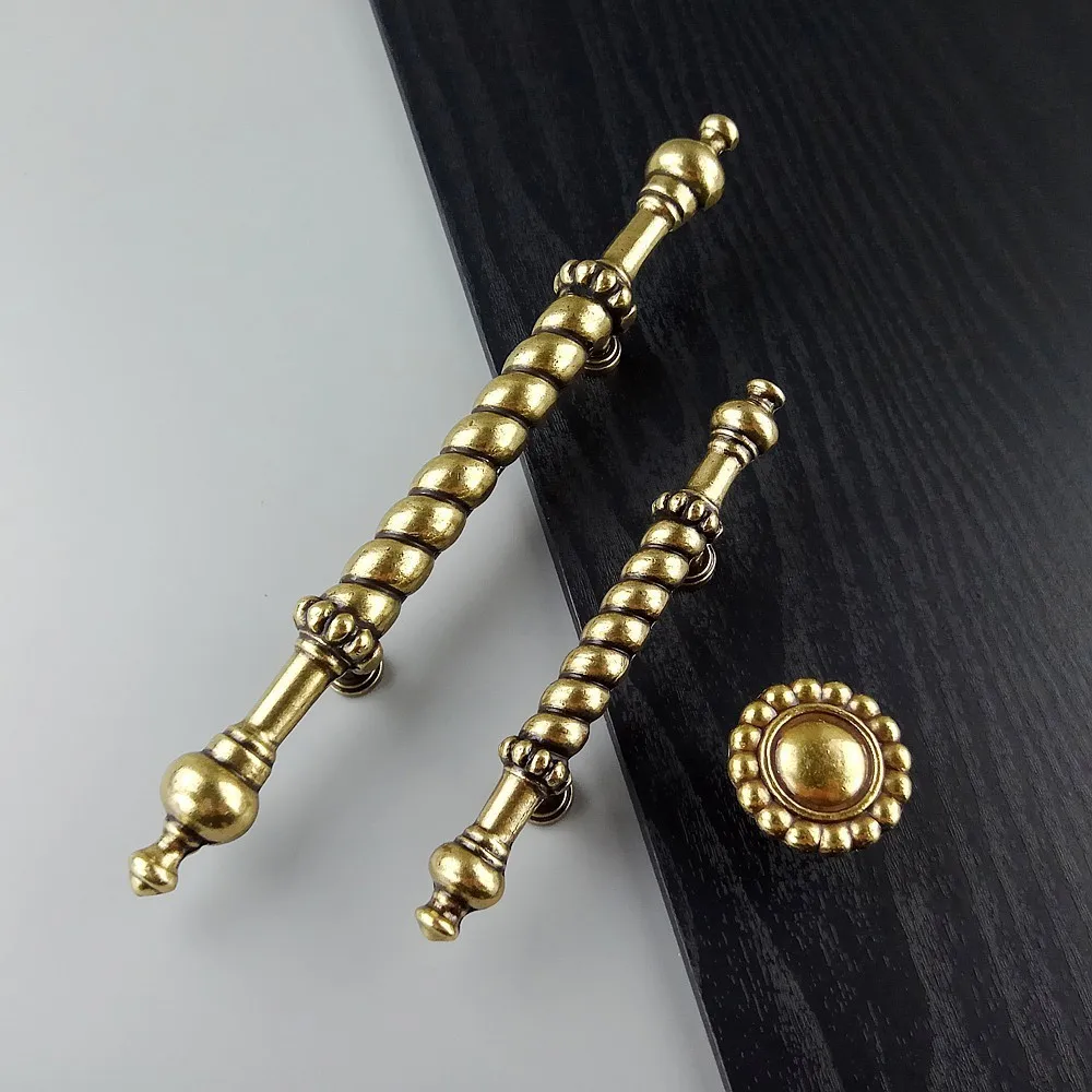 Antique Bronze Classic Furniture Hardware Handle Kitchen Cabinets Drawer Wardrobe Cupboard Handle Dresser Wooden Door Pull Knobs
Antique Bronze Classic Furniture Hardware Handle Kitchen Cabinets Drawer Wardrobe Cupboard Handle Dresser Wooden Door Pull Knobs