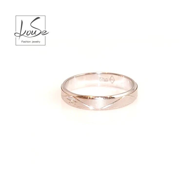 18-karat gold lady ring can bring you an avant-garde and elegant attitude to life
18-karat gold lady ring can bring you an avant-garde and elegant attitude to life