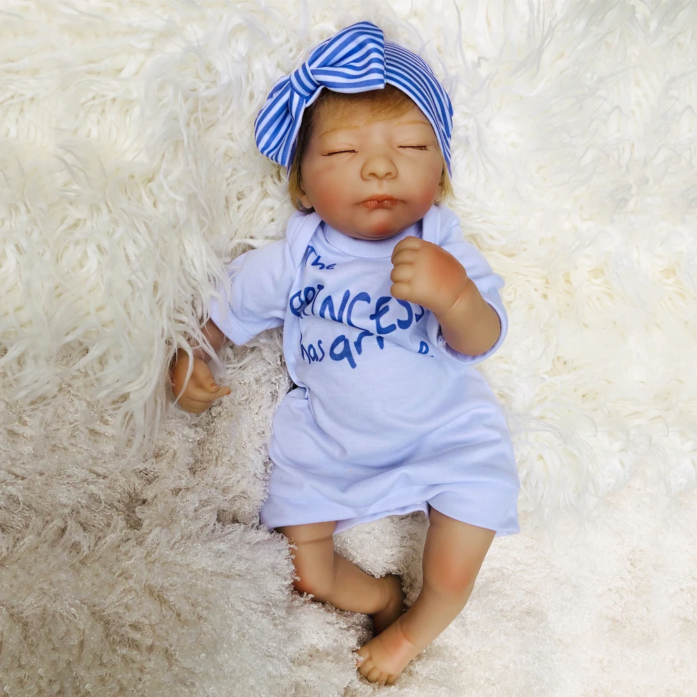 fashion Baby Reborn Doll 45cm Silicone Bebe Reborn Dolls with cute blue hair band Adorable Lifelike girl For Gift Clothes model
fashion Baby Reborn Doll 45cm Silicone Bebe Reborn Dolls with cute blue hair band Adorable Lifelike girl For Gift Clothes model
