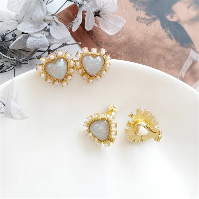 New Japanese Korean trend wild metal texture Simple love pearl earrings Earless ear clip fashion women's single earrings GIFT
New Japanese Korean trend wild metal texture Simple love pearl earrings Earless ear clip fashion women's single earrings GIFT