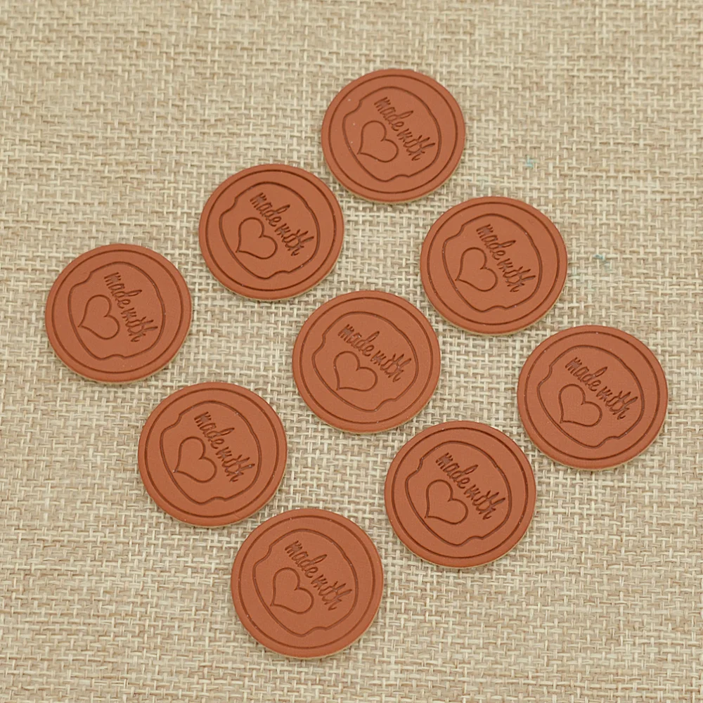 50pcs Handmade With Love Rose Flower Pattern Faux PU Leather Label For DIY Craft Bag Garment Hat Sewing On Cloth Tags
50pcs Handmade With Love Rose Flower Pattern Faux PU Leather Label For DIY Craft Bag Garment Hat Sewing On Cloth Tags