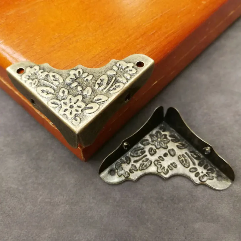 5PCS Antique Jewelry Box Corner Foot Wooden Case Corner Protector Bronze Tone Flower Pattern Carved Metal Crafts 40X40mm
5PCS Antique Jewelry Box Corner Foot Wooden Case Corner Protector Bronze Tone Flower Pattern Carved Metal Crafts 40X40mm