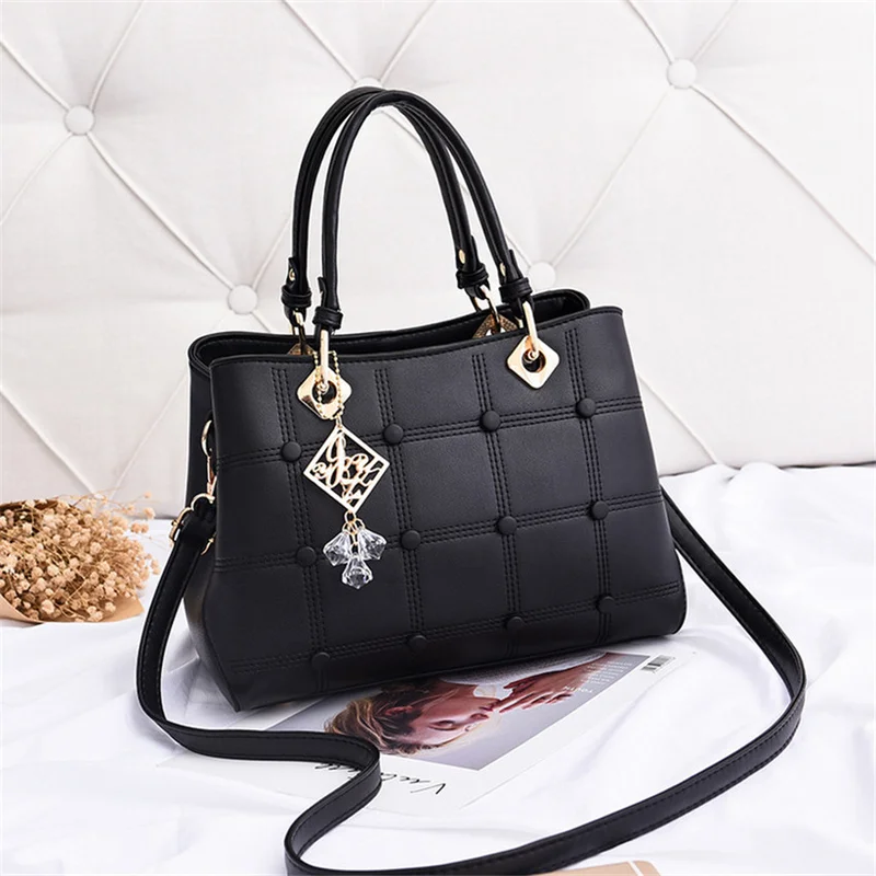 Joker one shoulder strap fashion handbag Europe and America ladies bag 2019 new women's simple elegant middle-aged women's bag
Joker one shoulder strap fashion handbag Europe and America ladies bag 2019 new women's simple elegant middle-aged women's bag