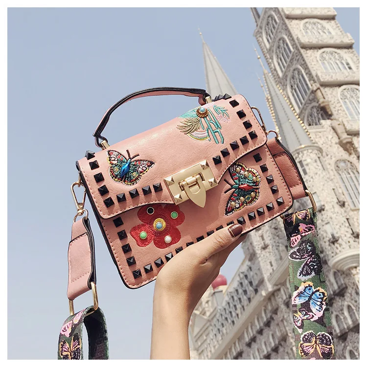New Chaohua version Baitao inclined broadband embroidery rivet wide shoulder strap single shoulder small square bag in 2019
New Chaohua version Baitao inclined broadband embroidery rivet wide shoulder strap single shoulder small square bag in 2019