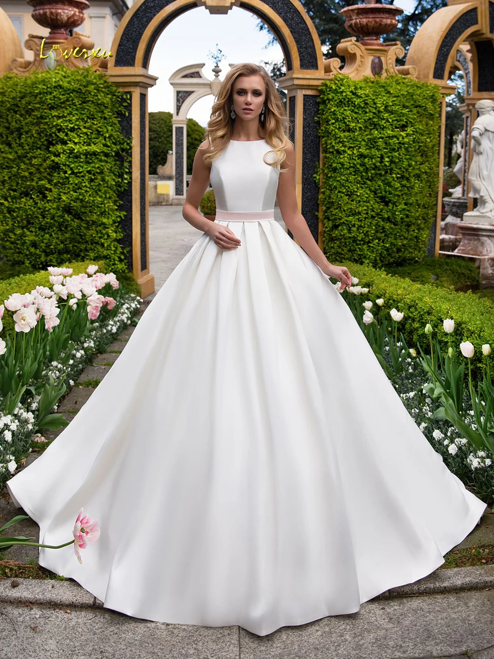Loverxu Sexy Backless Matte Satin Princess Wedding Dresses 2019 Luxury Scoop Neck Chapel Train Bow Button vintage Bridal Gowns 
Loverxu Sexy Backless Matte Satin Princess Wedding Dresses 2019 Luxury Scoop Neck Chapel Train Bow Button vintage Bridal Gowns