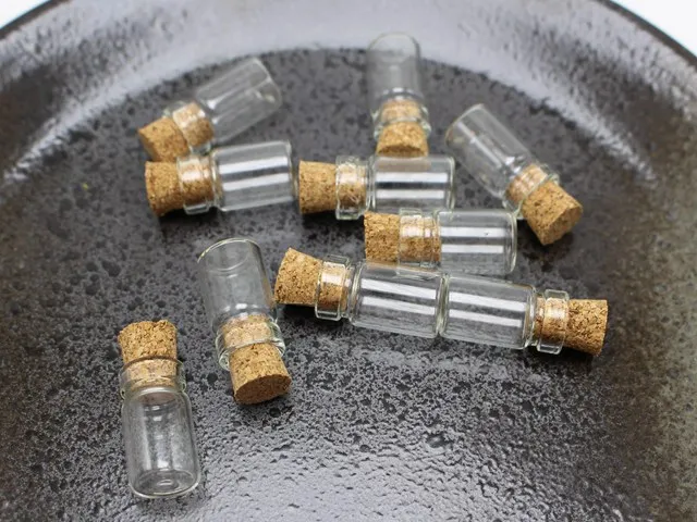 20 Mini Empty Glass Cork Bottles Pendant Vials Wish Bottles Charms Clear 10X18mm (0.5ml)
20 Mini Empty Glass Cork Bottles Pendant Vials Wish Bottles Charms Clear 10X18mm (0.5ml)