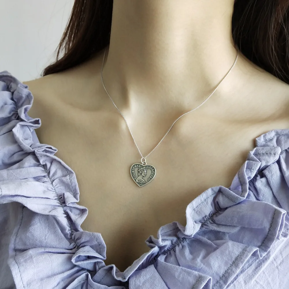 LouLeur 925 sterling silver vintage Elizabeth figure heart pendant necklace silver creative chic necklace for women jewelry gift
LouLeur 925 sterling silver vintage Elizabeth figure heart pendant necklace silver creative chic necklace for women jewelry gift